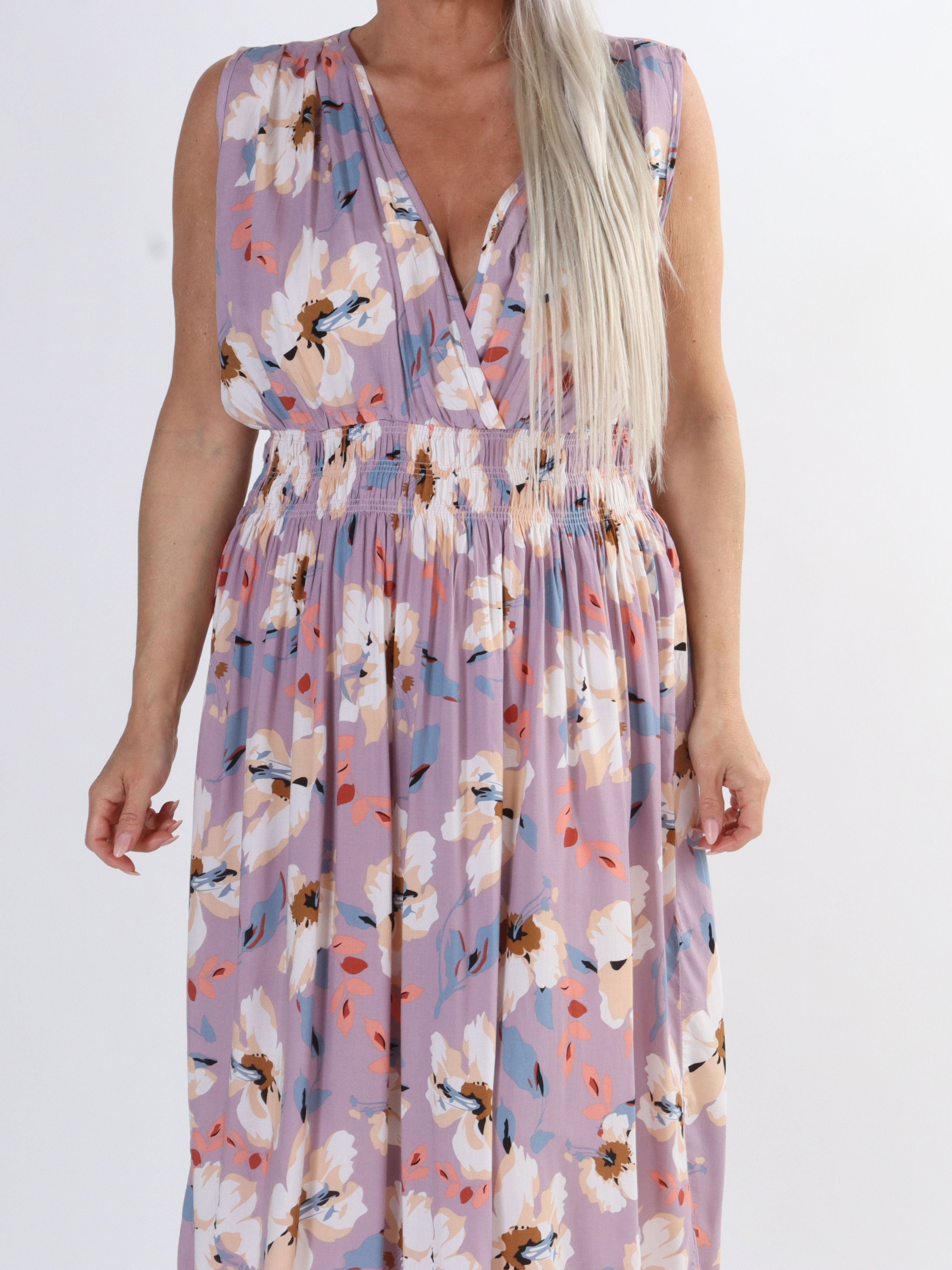 Izzy - Söt sommarklänning i plus size bomull med elastisk midja - Black